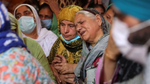 कश्मीर में आतंकियाें का विरोध