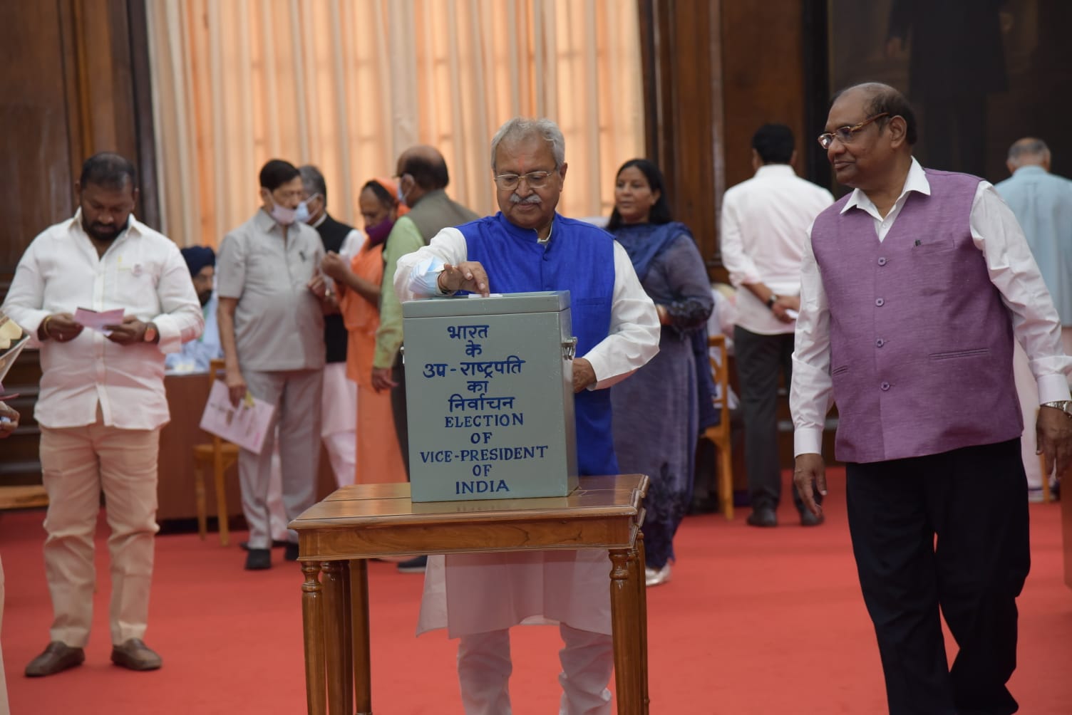 डा. लक्ष्मीकांत वाजपेयी ने डाला वोट