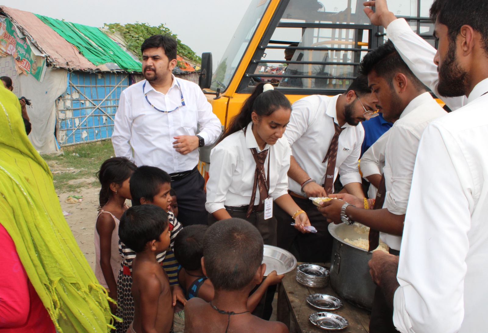 सेवा सेतु का गरीब बच्चों को भोजन वितरित