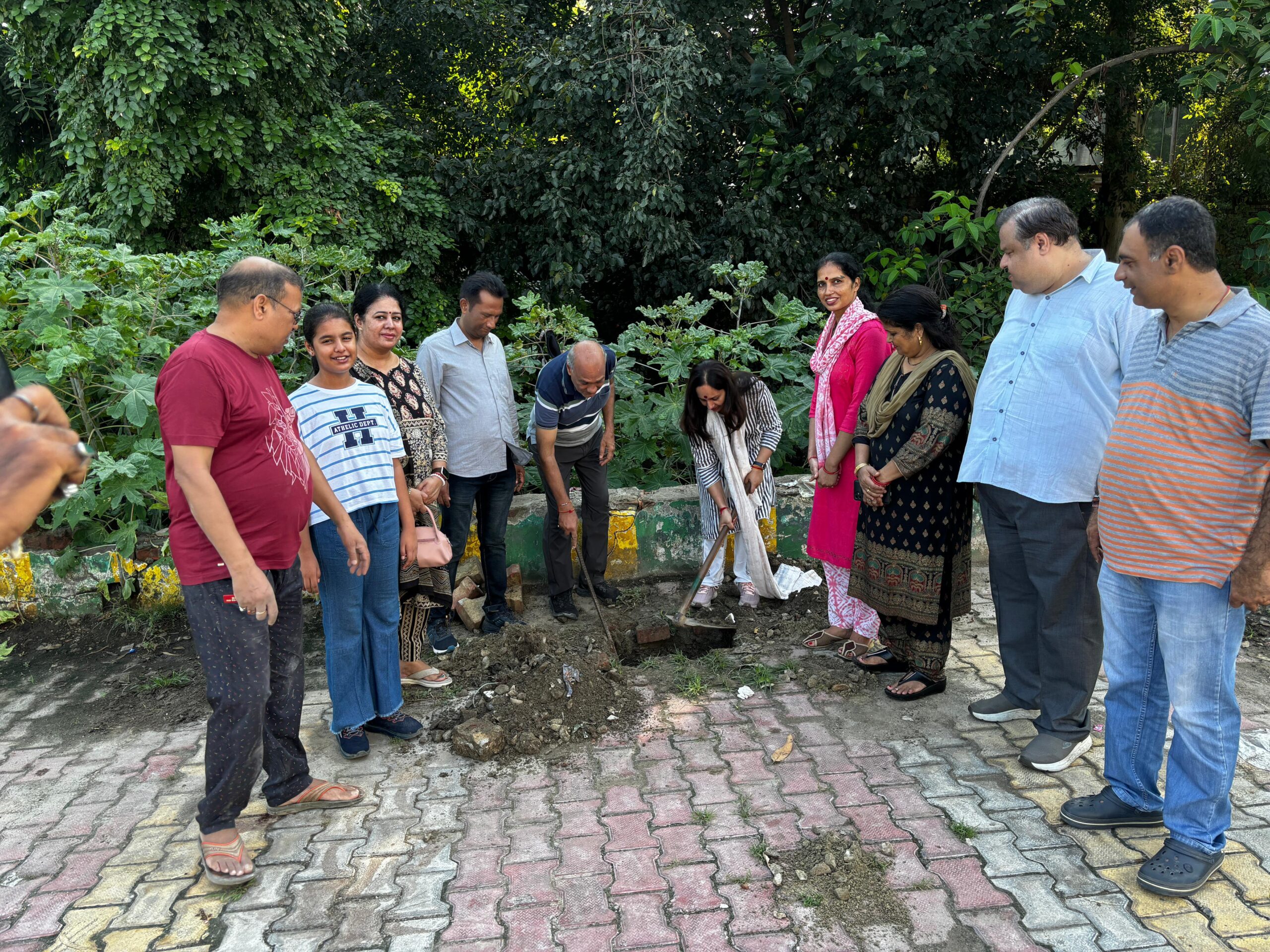 ग्लोबल सोशल कनेक्ट ने लगाए पौधे