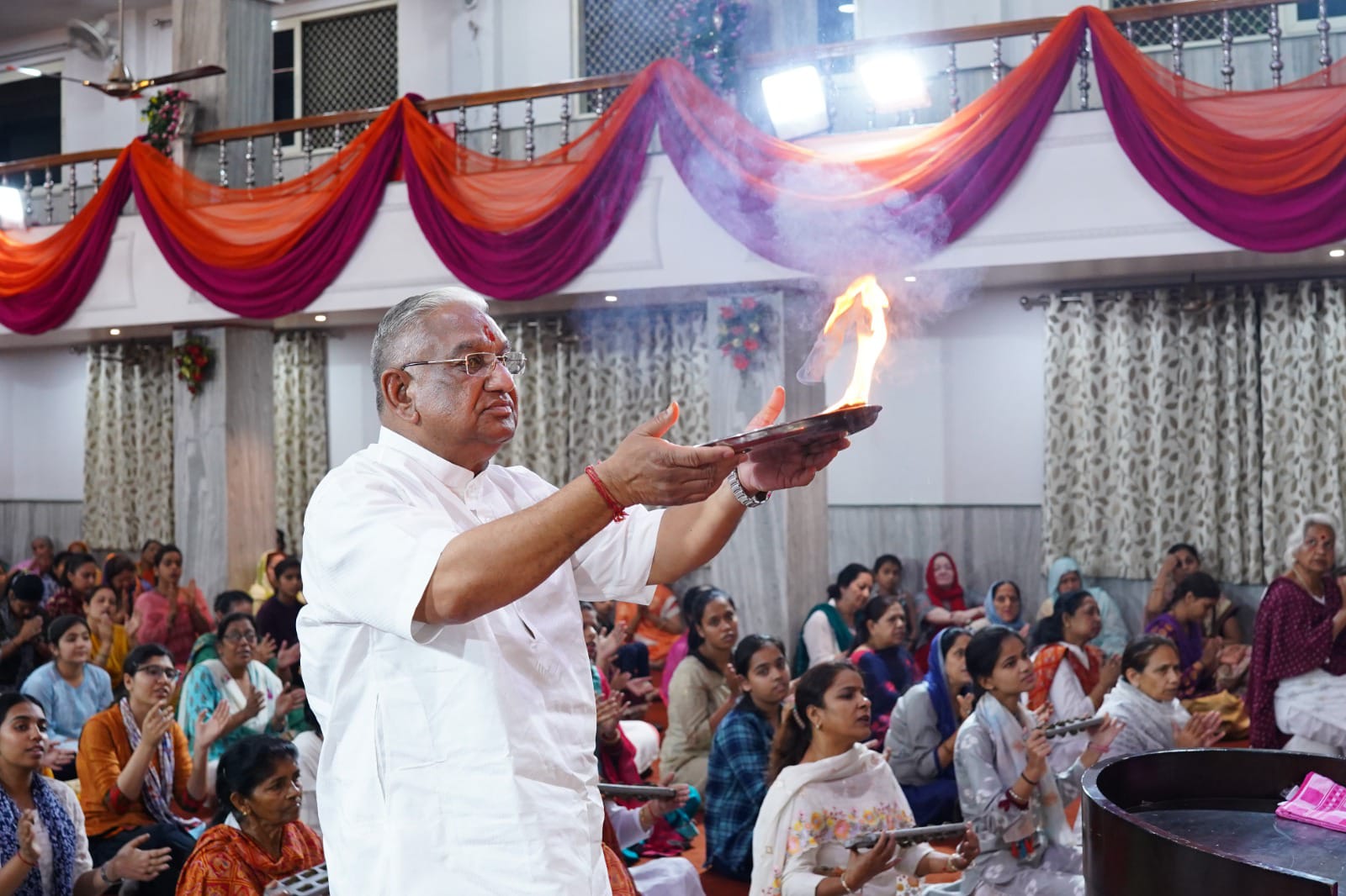 शक्तिधाम मंदिर में देवी की आराधना