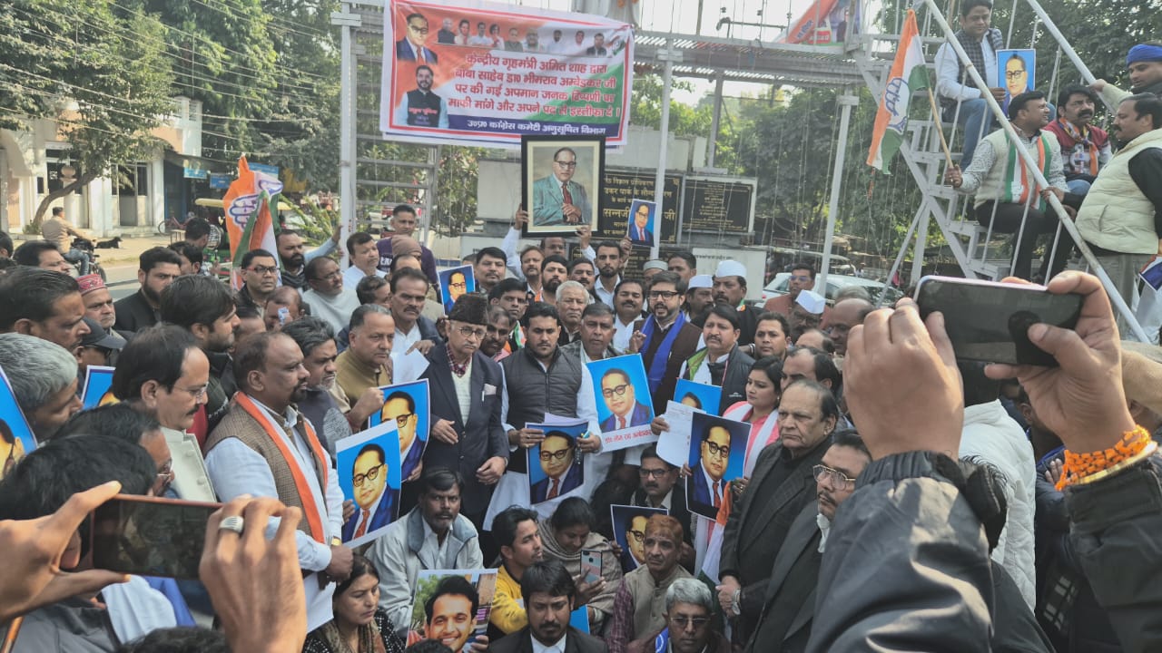 बाबा साहेब प्रतिमा के सामने धरना