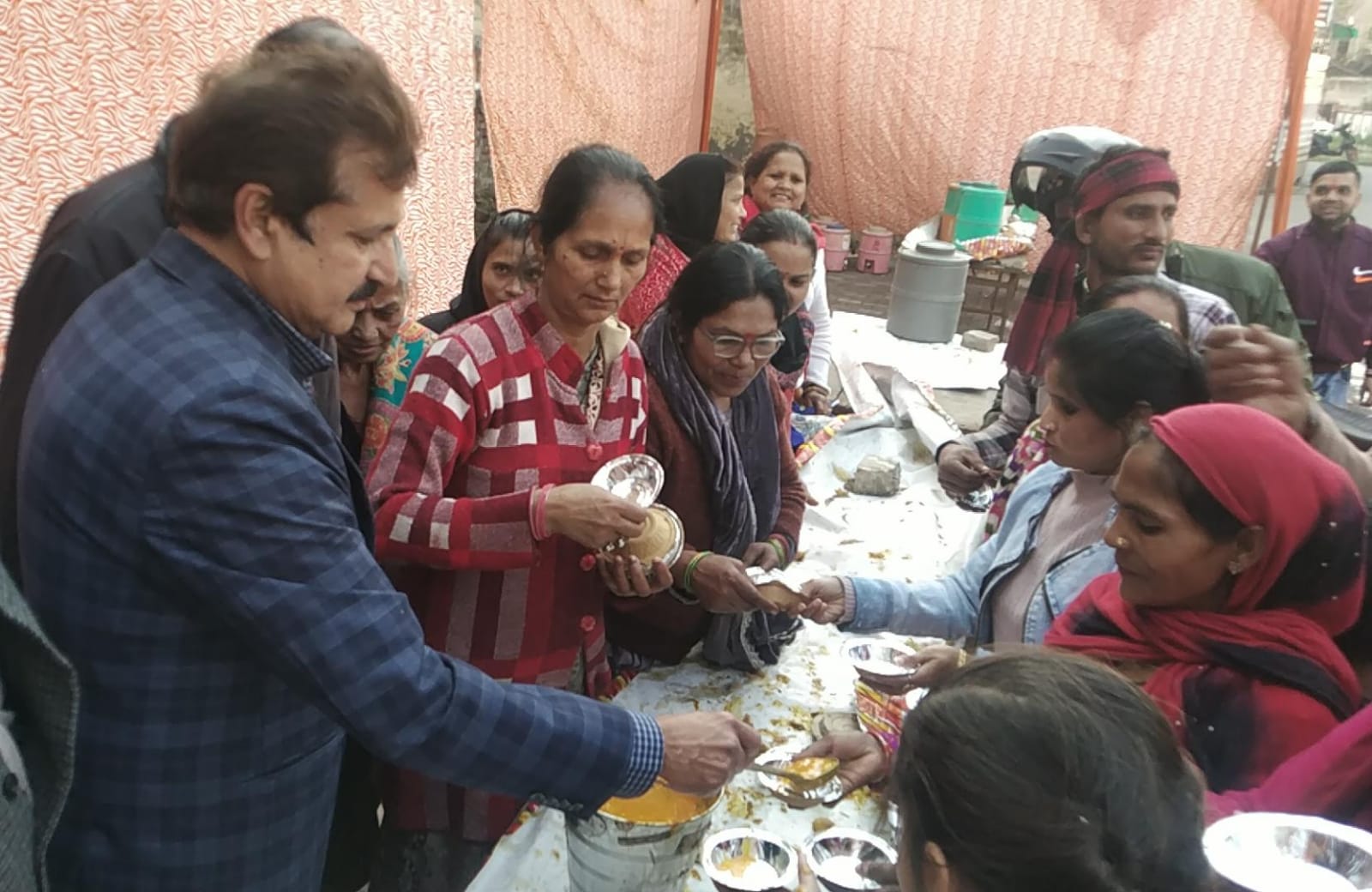 हनुमान मंदिर पर विशाल भंडारा