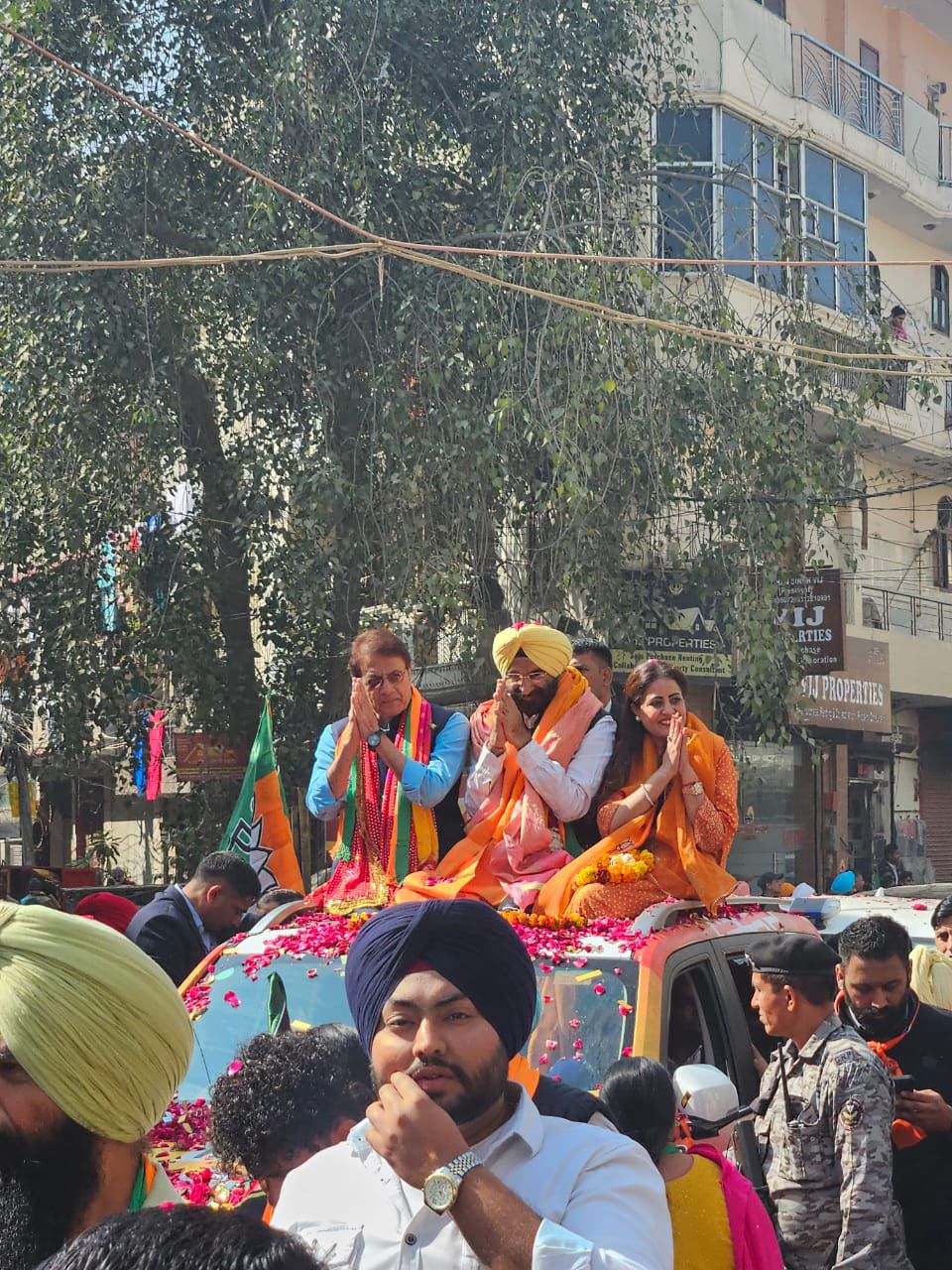 सांसद अरुण गोविल ने निकाली विजय यात्रा