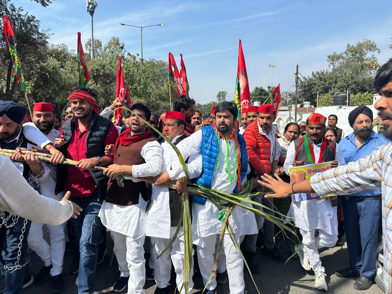 कलेक्ट्रेट पर धरना प्रदर्शन किया