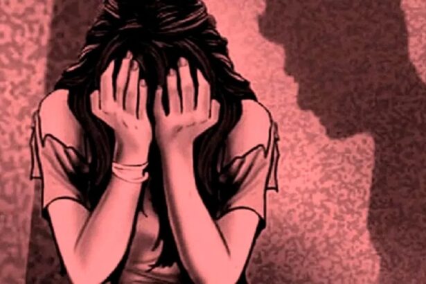भरे बाजार में महिला के सीने पर हाथ मारा