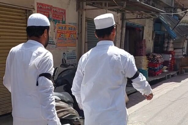 काली पट्टी बांध कर पहुंचे जामा मस्जिद