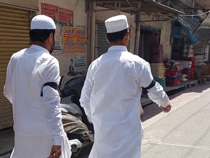 काली पट्टी बांध कर पहुंचे जामा मस्जिद