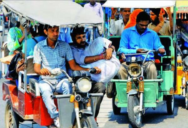 खुद के तय रूट पर नहीं चलवा पा रहे ईरिक्शा