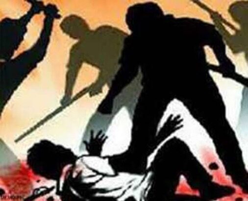 बाप के सामने बेटे को बुरी तरह पीटा