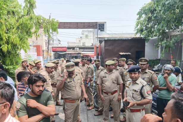 एक तरफ लाडी डंडे दूसरी ओर पिस्टल