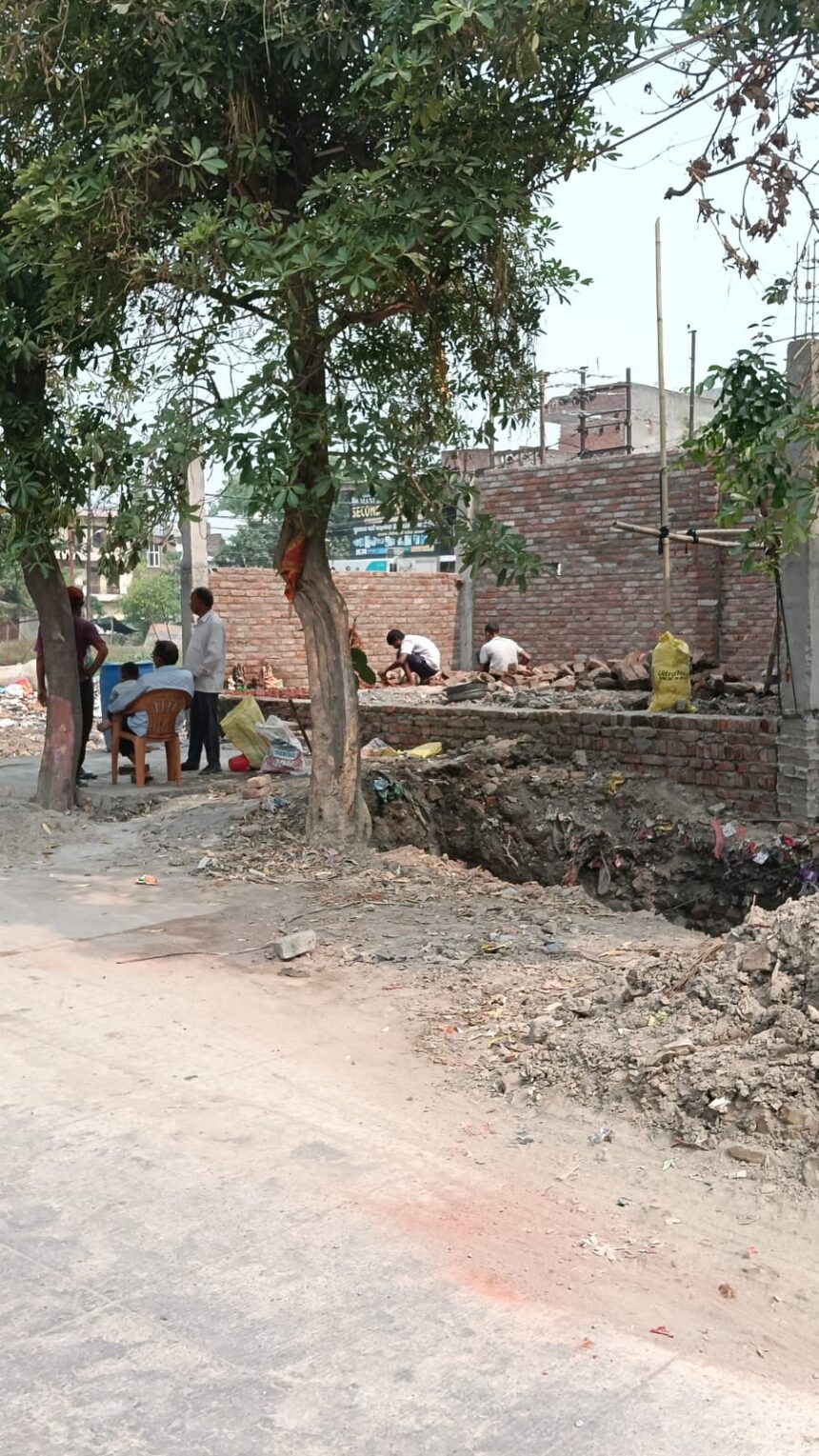 योगी जी ग्रीन ब्लैट पर हो रहा कब्जा