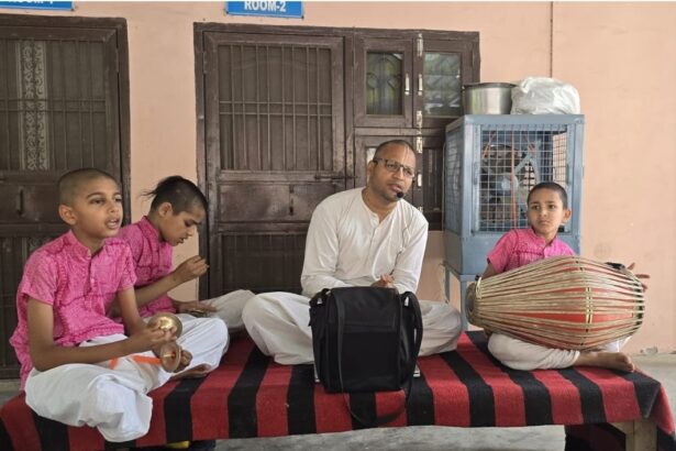 गुलमोहर में हरि बोल संकीर्तन