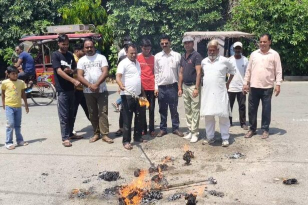 कासमपुर में आतंकवाद का पुतला दहन