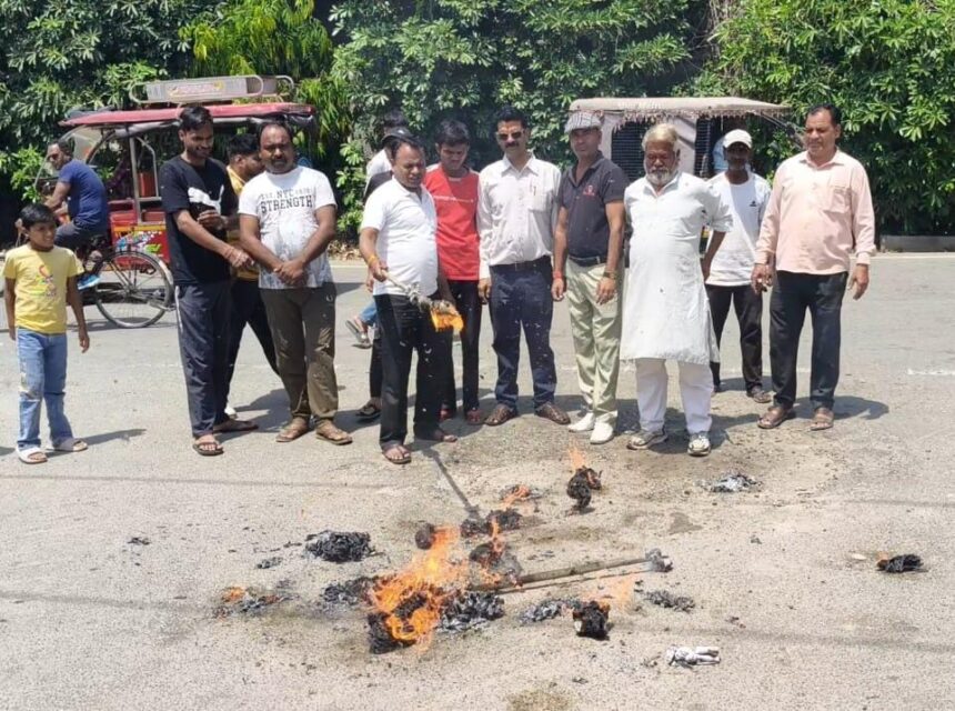 कासमपुर में आतंकवाद का पुतला दहन