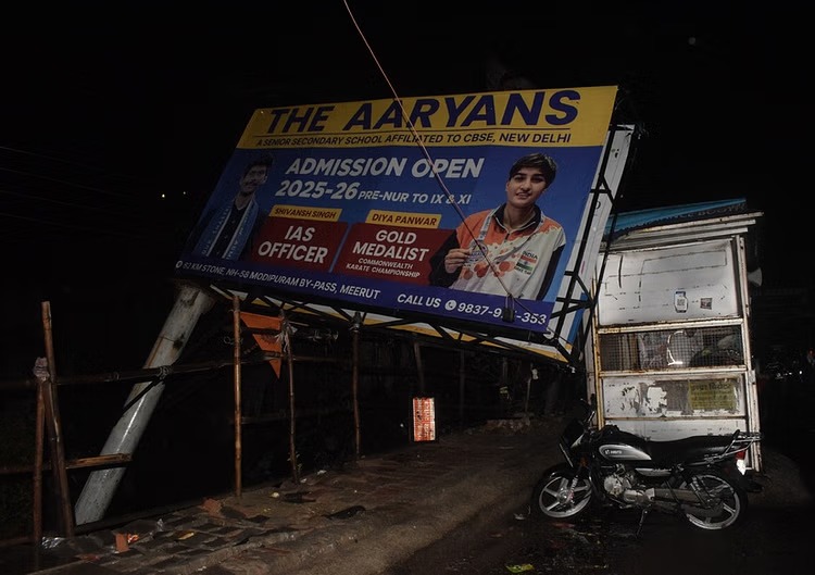सिर पर मंडरा रही मौत अफसर बेखर