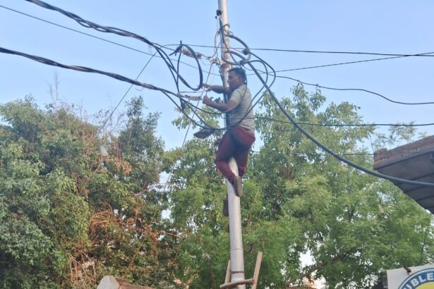 अकेले लाइनमैन को क्यों छोड़ा