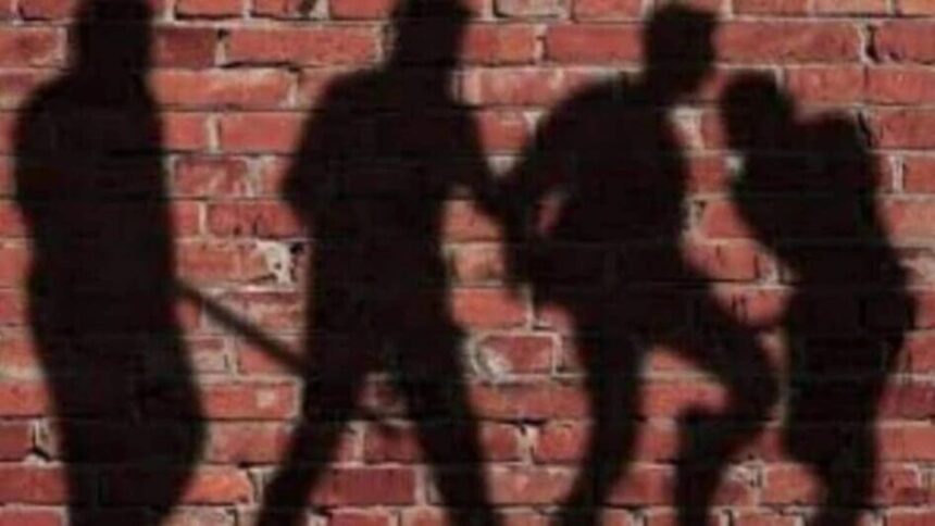 मुस्लिम युवकों को पीटा पुलिस ने बचाया