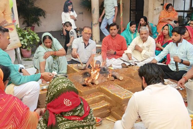 विष्णु के छठे अवतार भगवान परशुराम जी का जन्मोत्सव महायज्ञ करके मनाया गया जिसकी अध्यक्षता स्वयं भगवान परशुराम जी ने की तथा संचालन कुलदीप नारायण शर्मा जी ने किया महायज्ञ के मुख्य यजमान श्री गजेंद्र शर्मा जी- रजनी शर्मा जी वह ओंकार सिंह काम्बोज- पुष्प लता काम्बोज जी रहे महायज्ञ पंडित अतुल राम शास्त्री जी व आचार्य गिरीश शर्मा जी के द्वारा पूर्ण कराया गया इसके पश्चात कार्यक्रम के मुख्य संयोजक राजीव शर्मा संयोजक विनोद गौड़ दीपक वर्मा, सहसंयोजक ओंकार सिंह काम्बोज, देवेंद्र कौशिक, जसवीर सिंह राठी, प्रेम कुमार शर्मा, सुबोध शर्मा, वह कोषाध्यक्ष यतेंद्र कुमार शर्मा जी के द्वारा क्षेत्र में उत्कर्ष कार्य करने वाले गणमान्य मान्य व्यक्तियों को समिति के द्वारा सम्मानित किया गया तथा इसके बाद विशाल भंडारे का भी आयोजन समिति की तरफ से किया गया । समिति के संयोजक विनोद गौड़ ने बताया कि समिति प्रतिवर्ष श्री परशुराम जन्मोत्सव को बहुत ही हर्षोल्लास के साथ मनाती आ रही है कार्यक्रम के मुख्य संयोजक राजीव शर्मा जी ने बताया यह दिन धर्म साहस और भक्ति की विजय का प्रतीक है आज के दिन छत्रपति शिवाजी जी की जयंती भी मनाई गई महायज्ञ में मुख्य रूप से उपस्थित, रविंद्र शर्मा, ओमपाल सिंह दिनेश रस्तोगी कार्तिकेय रुद्रा संजीव शर्मा जी शिखा शर्मा जी करुणेश गौड़ सतेंद्र सिंह, सतीश रस्तोगी, देबू, विवेक शर्मा, जयप्रकाश शर्मा जी उज्जवल शर्मा, संगीता शर्मा, नवीन चौधरी, रमा शर्मा प्रवीन शर्मा, कविता शर्मा मोना शर्मा, मनीष उपाध्याय विपुल सैनी, सरिता सिंह कृष्णा कुमारी, संतराम पांडे, योगराज उपाध्याय, आनंद पार्षद भरत शर्मा पार्षद, प्रमोद चित्रकार प्रमोद जी, प्रमोद गिरी, डॉ संतोष शर्मा, डॉक्टर सर्वेश शर्मा, डीआर वीपी शर्मा, डॉ अश्वनी कुमार, नैन सिंह जितेंद्र, कीर्ति सिंह, विनीता तेवतिया आदि सैकड़ो सनातन प्रेमी मौजूद रहे