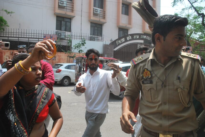 दरोगा की टोपी उछाली चूड़ियां दिखाई
