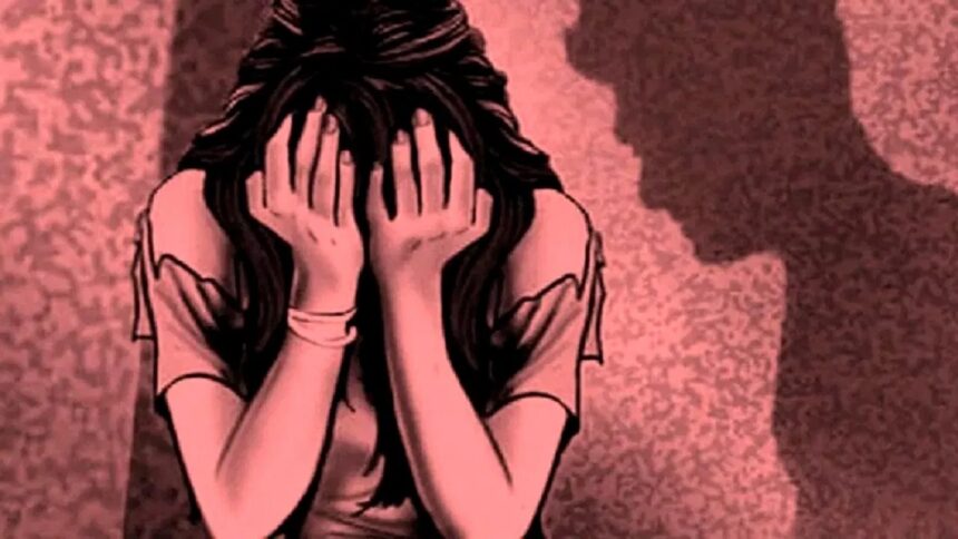 नाबालिग का जिस्म नोंचने पर उतारू है शोहदा