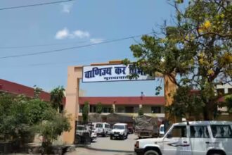 आयकर कमिश्नर आफिस की सुरक्षा में सेंध