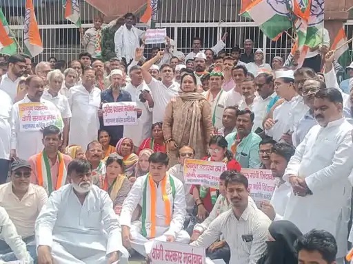 कांग्रेसी बोले इस्तीफा दें सीएम योगी