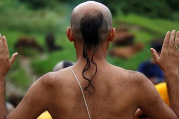 पुजारी को हिरासत में लेकर ली आफत मोल