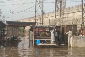 रजवाहे के कब्जों से रोहटा रोड पानी-पानी