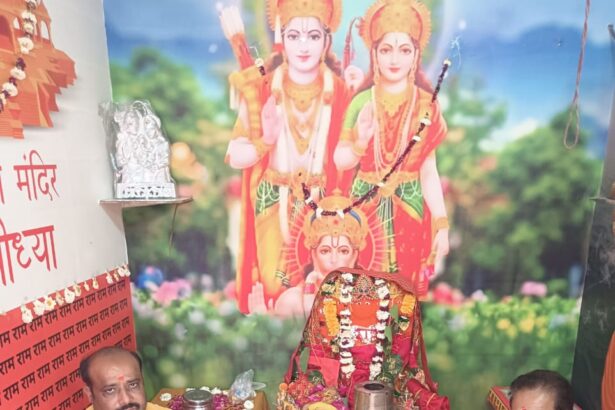 हनुमान जयंती पर बांटा प्रसाद