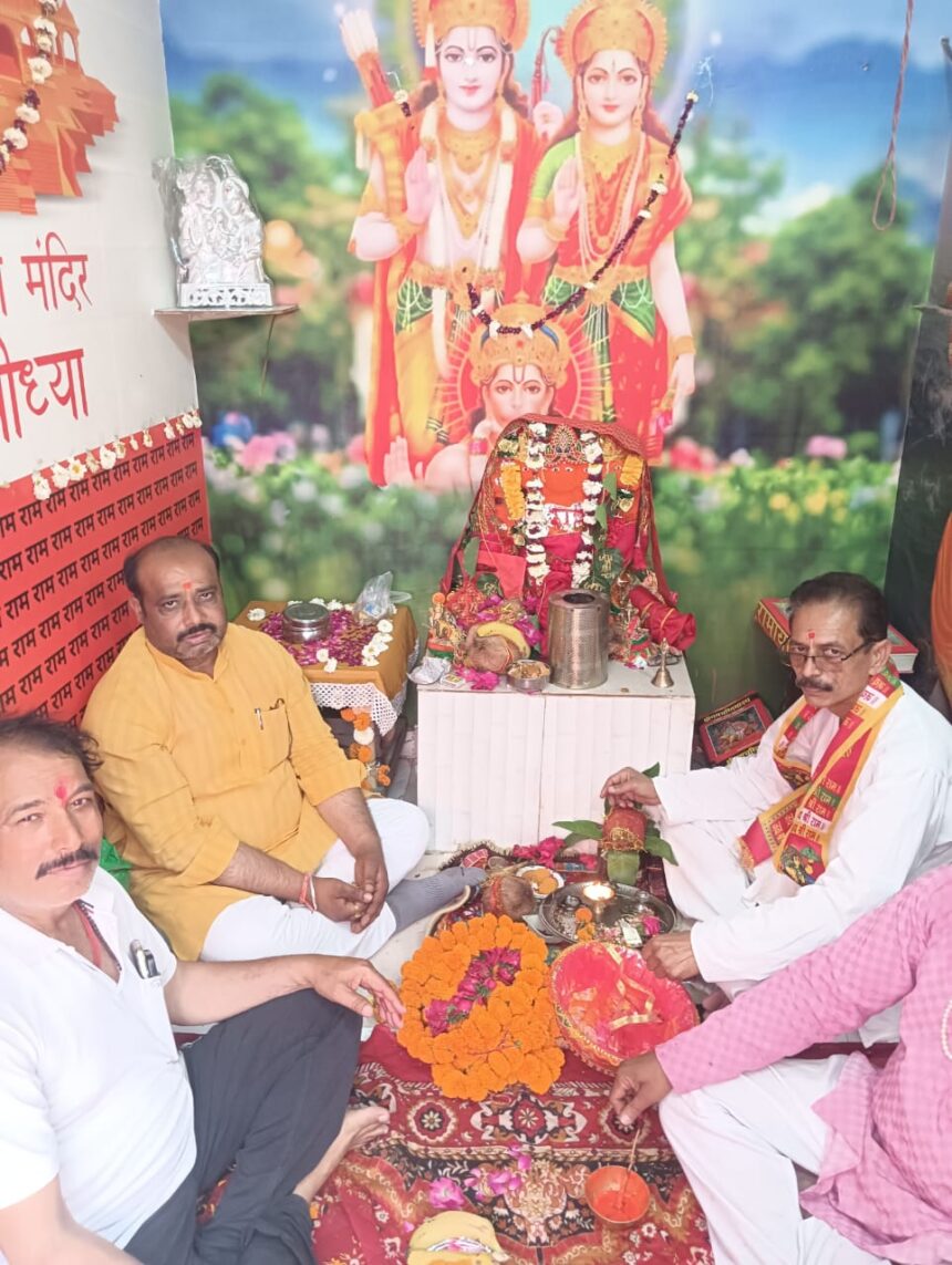 हनुमान जयंती पर बांटा प्रसाद