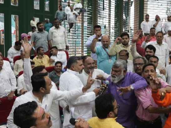 जयश्रीराम के नारों में विरोध दफन