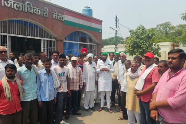 मेरठ: डीएम ऑफिस पर गरजे ग्रामीण