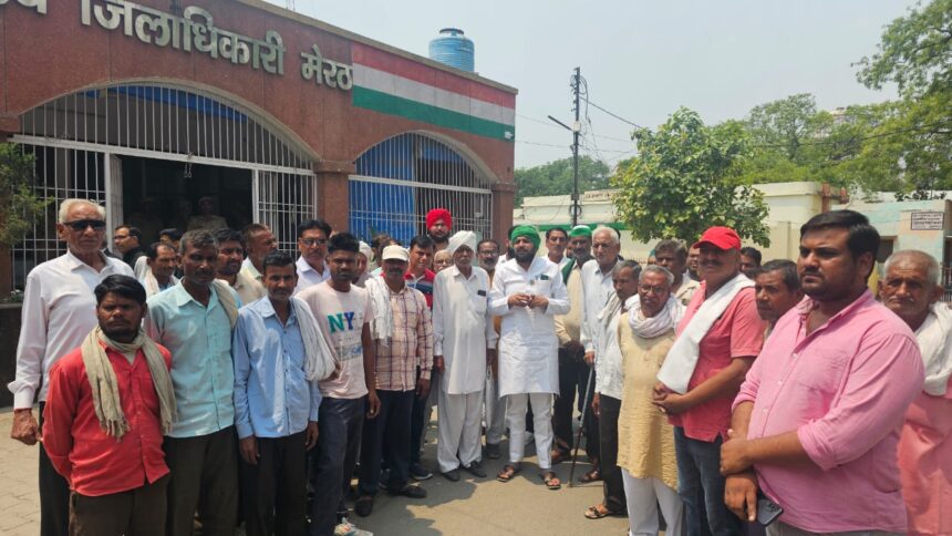 मेरठ: डीएम ऑफिस पर गरजे ग्रामीण