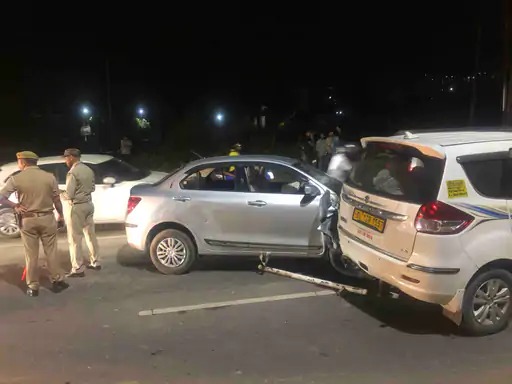 दिल्ली देहरादून हाइवे पर तीन गाड़ियां भिड़ी