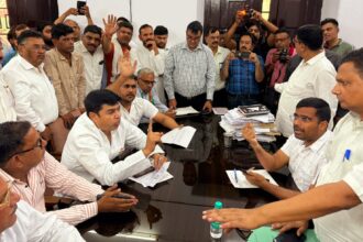 कांग्रेसी बोले जवाब दें अफसर