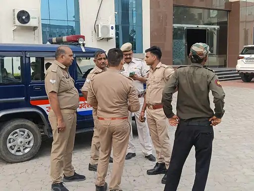 मोनाड से फर्जी प्रमाण पत्र हो रहे थे छापा