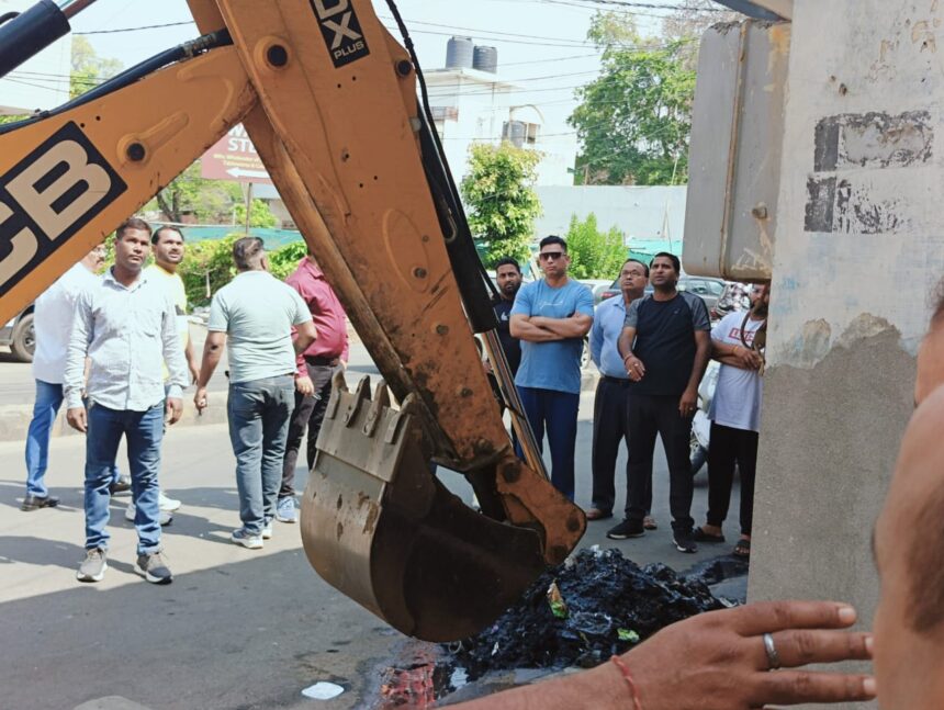 नाले नाली पर कब्जा मत करना जेसीबी आ जाएगी