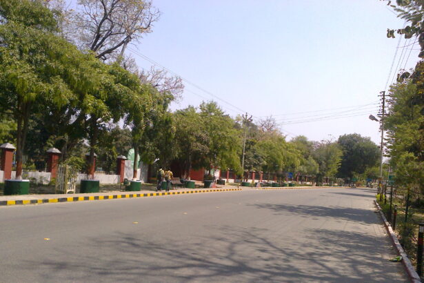 मेरठ: लोग कन्नी काटने लगे हैं शहर की सड़कों से