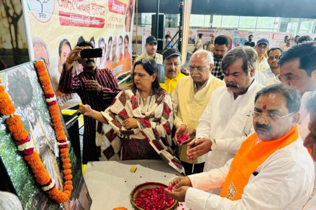 प्रदर्शनी में बड़ी संख्या में पहुंचे भाजपा नेता