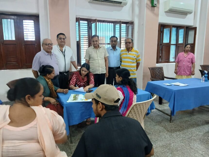 कैंप में सैकड़ों मरीजों की जांच