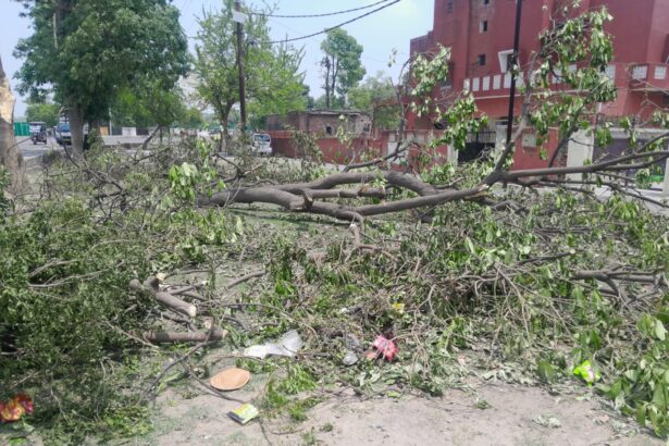 तूफानी कहर: तीन दिन बाद भी रास्ते बंद