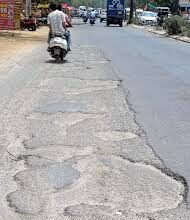 सीएम योगी के गड्डा मुक्त सड़क के आदेश तब ये हाल