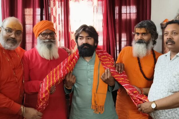 यति ने अफसरों को बताया योगी विरोधी