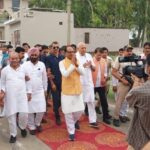 चारपाई पर बैठे शिवराज किसानों से की बात