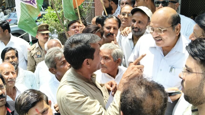 कांग्रेसी बोले भू-माफिया से गोवंश बचाओ
