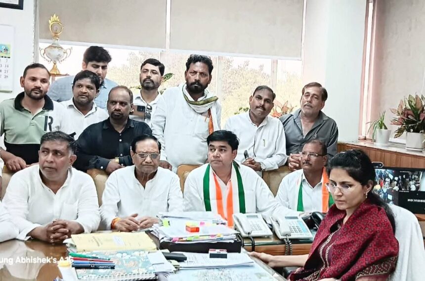 बिजली की समस्या पर कांग्रेसी गरजे