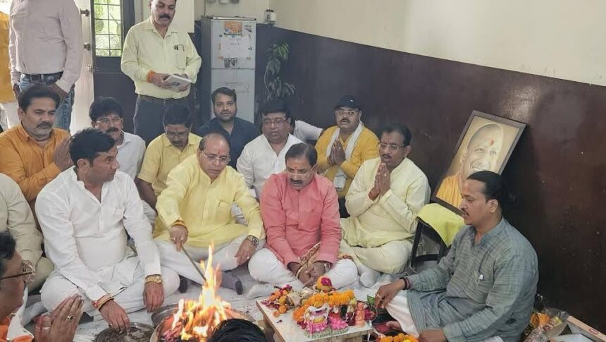 सीएम योगी के जन्म दिन पर हवन