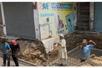 विरोध कर काम कराया बंद