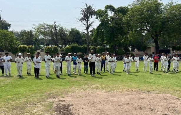 बच्चों का कराई कैचिंग प्रैक्टिस